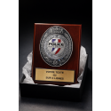 Plaque de ceinture Police Nationale sur présentoir bois avec plaquette personnalisée