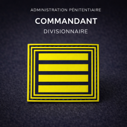 Grade de poitrine PVC Commandant divisionnaire – Administration pénitentiaire (jaune / fond bleu nuit) Grades de Poitrine mon...